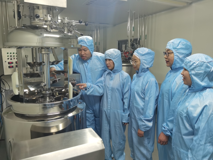 圖為該局執(zhí)法人員在一家企業(yè)化妝品生產(chǎn)車間檢查。