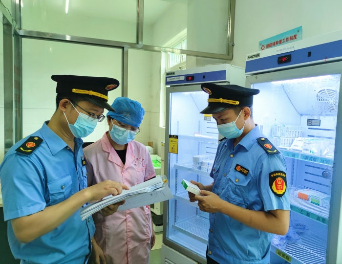 圖為該局執(zhí)法人員在鄉(xiāng)鎮(zhèn)衛(wèi)生院檢查疫苗進銷臺賬