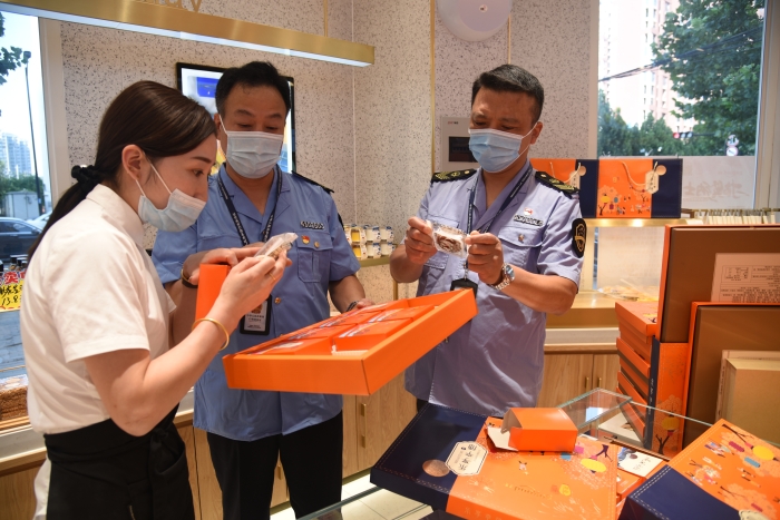 圖為該局執(zhí)法人員在一家制作月餅的蛋糕店檢查。