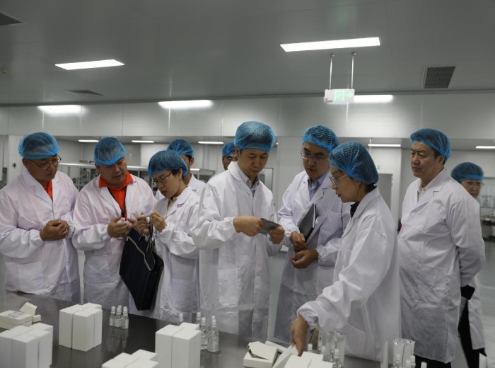 圖為山東省藥監(jiān)局率專家組在企業(yè)調(diào)研。