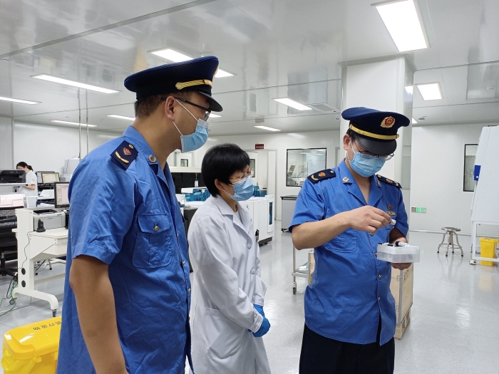 圖為執(zhí)法人員在一家醫(yī)療機(jī)構(gòu)檢查新冠病毒檢測(cè)試劑使用情況。