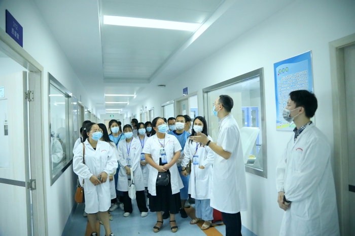 圖為市民代表參觀實驗室場所。