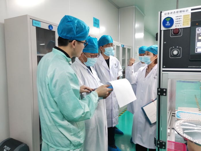 圖為吉林檢查分局在吉林瑞爾康隱形眼鏡有限公司檢查隱形眼鏡生產(chǎn)情況。（葉陽歡攝）