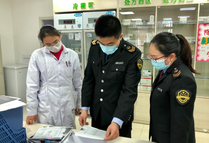 圖為該局監(jiān)管人員檢查一家藥品零售藥企業(yè)的產(chǎn)品進出庫情況。 