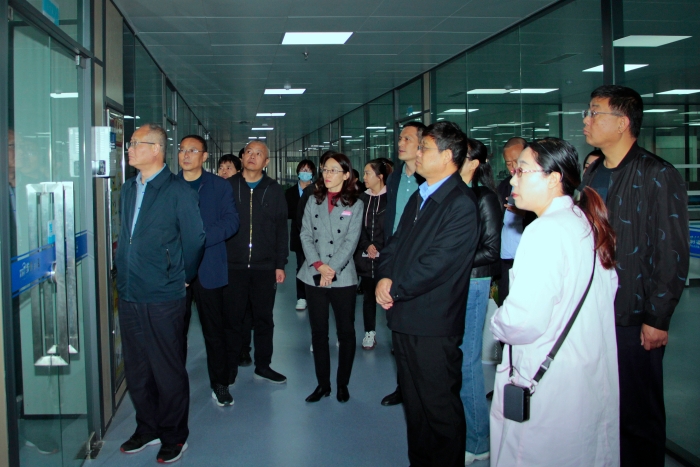 藥品監(jiān)管部門代表現(xiàn)場(chǎng)觀摩了楊凌步長(zhǎng)制藥有限公司醫(yī)藥現(xiàn)代化生產(chǎn)基地01.jpg賀一辰攝