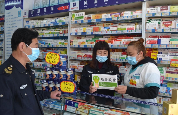 圖為該局工作人員在一家藥品連鎖企業(yè)門店進行檢查。