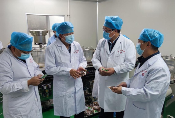 圖為甘肅省藥監(jiān)局指導(dǎo)組實地察看“甘肅方劑”配制生產(chǎn)現(xiàn)場 圖為甘肅省藥監(jiān)局指導(dǎo)組實地察看“甘肅方劑”配制生產(chǎn)現(xiàn)場