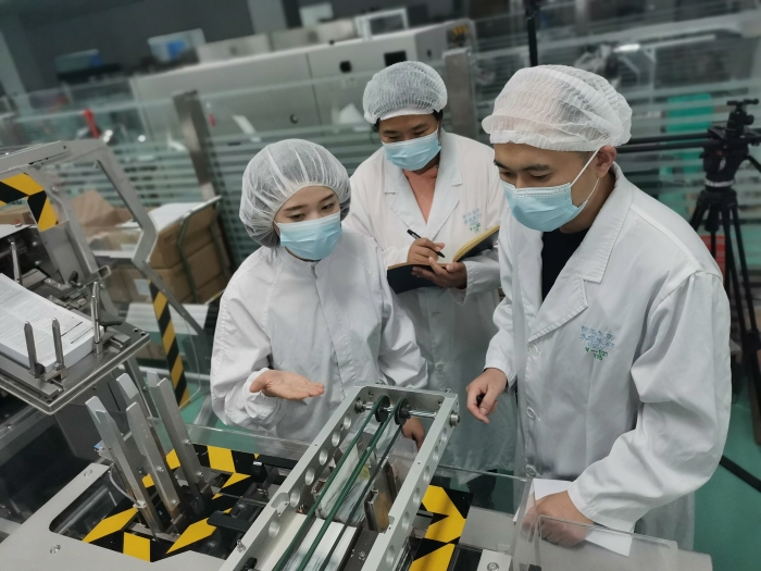 圖為藥品包裝線檢查現(xiàn)場。