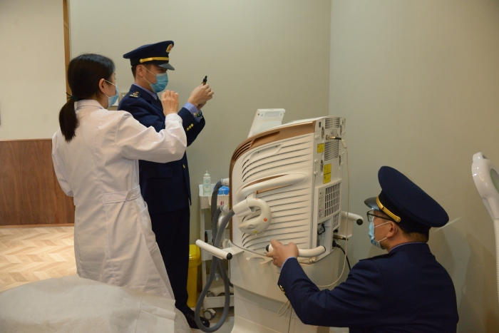 圖為執(zhí)法人員在一家美容機構(gòu)對藥械產(chǎn)品等進行核查。