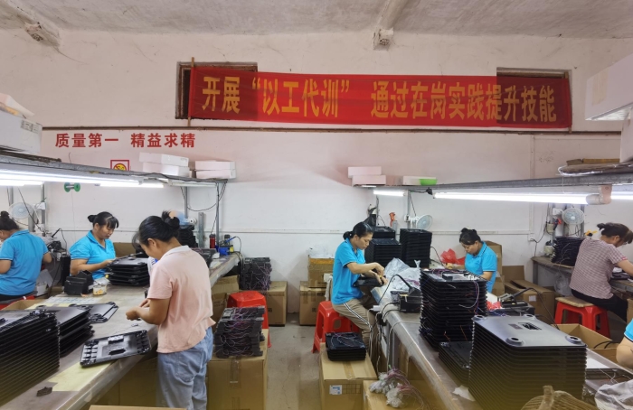 廣西忻城縣遂意鄉(xiāng)遂意村的家庭婦女經(jīng)過專門培訓(xùn)，成為醫(yī)療器械生產(chǎn)鏈條上的產(chǎn)業(yè)工人。圖為她們在就業(yè)扶貧車間為人體成分分析儀的前段半成品加工。