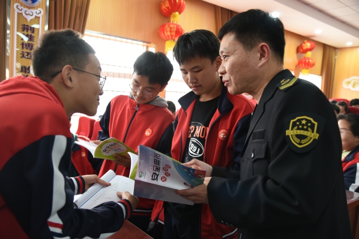 圖為工作人員向?qū)W生講解安全用藥知識。