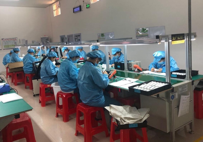 遂意村廢舊糧倉改造為醫(yī)療器械車間后，員工這里加班加點生產(chǎn)抗疫物資。