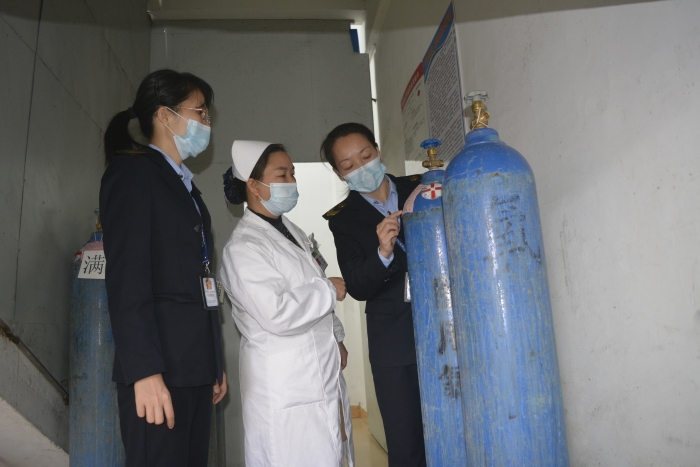 圖為執(zhí)法人員在某醫(yī)療單位檢查醫(yī)用氧。