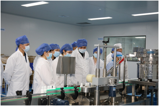 參觀群眾在藥品實驗室聊了解藥品檢驗過程.（藍必賢）png