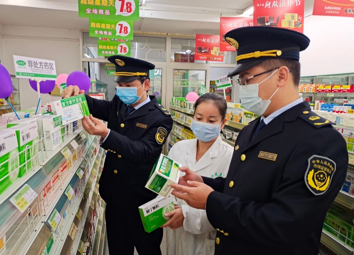 圖為10月5日執(zhí)法人員在一家藥店檢查。