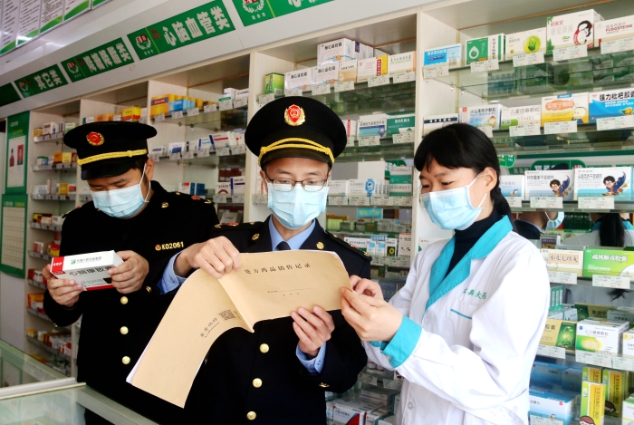 圖為11月9日執(zhí)法人員在一家藥店檢查。