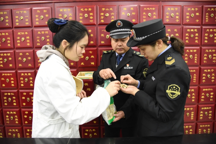 圖為執(zhí)法人員正在一家企業(yè)檢查中藥飲片質(zhì)量。