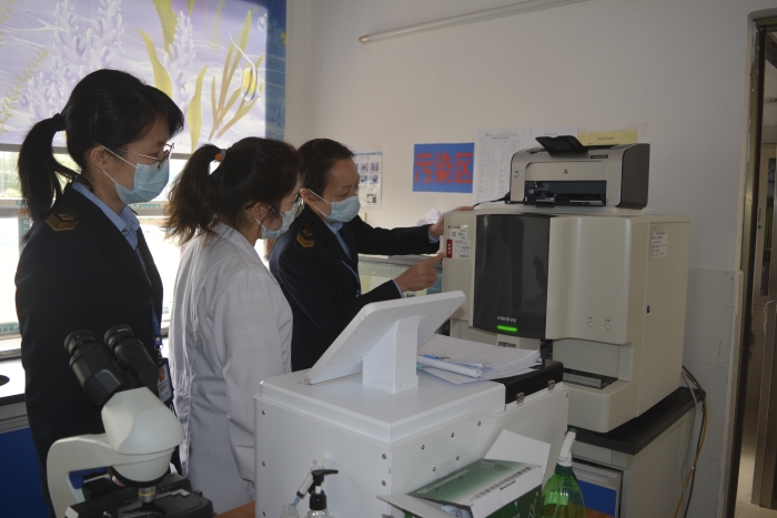 圖為執(zhí)法人員在醫(yī)療單位檢查全自動(dòng)五分類血球分析儀。