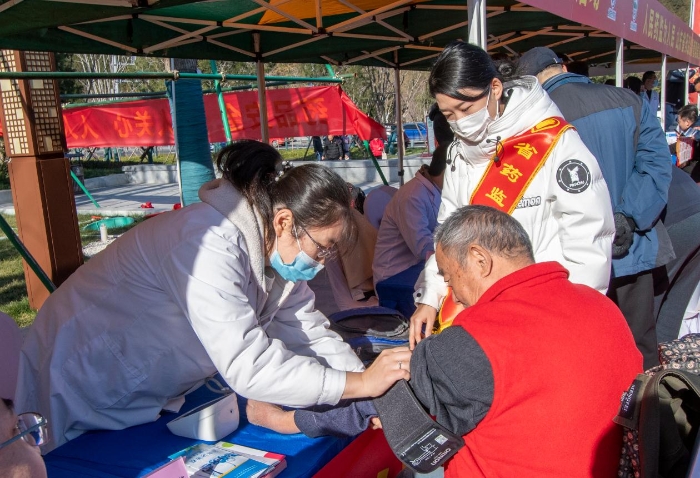 圖為醫(yī)護(hù)人員為群眾免費(fèi)測量血壓并提供了健康用藥指導(dǎo)。