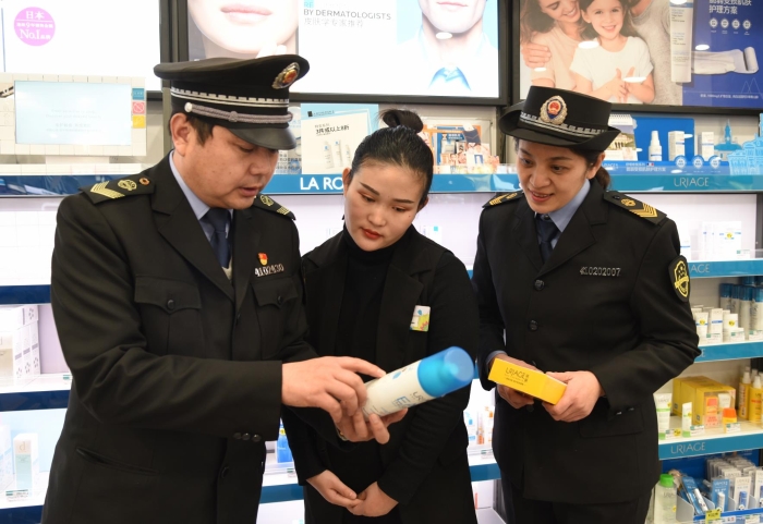 圖為開封市市場(chǎng)監(jiān)管部門執(zhí)法人員正在一家化妝品經(jīng)營(yíng)企業(yè)開展化妝品檢查。