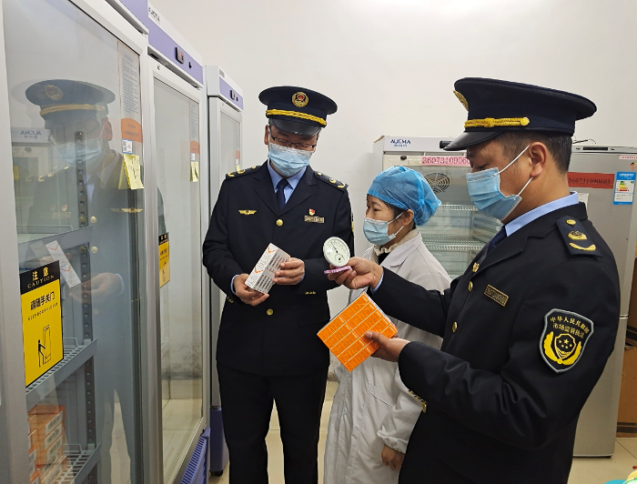 圖為1月5日執(zhí)法人員在一家鄉(xiāng)鎮(zhèn)衛(wèi)生院檢查疫苗質量。