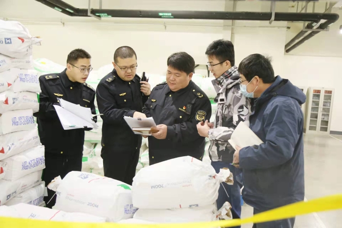 圖為監(jiān)管人員在一家藥品生產(chǎn)企業(yè)檢查。