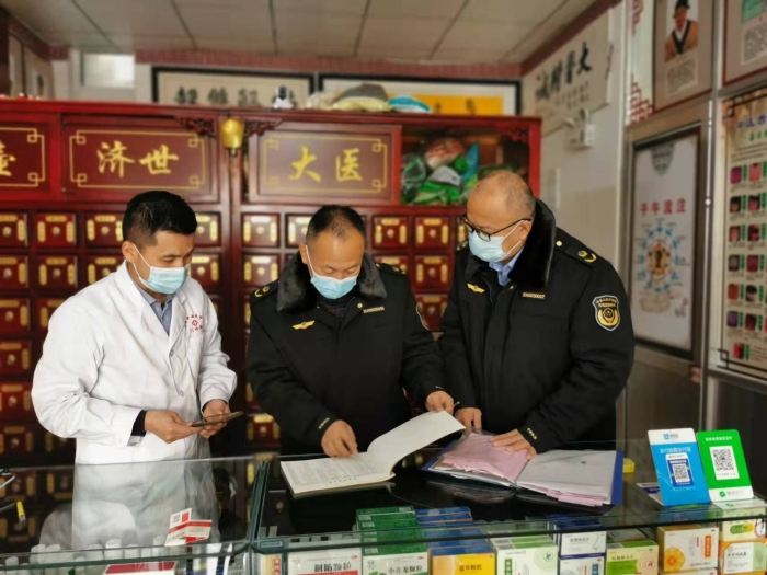 圖為監(jiān)管人員在一家門診檢查。