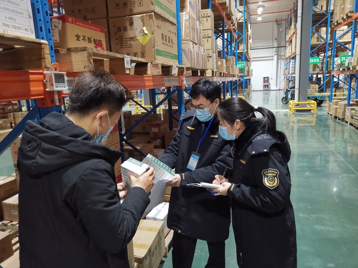 圖為檢查現(xiàn)場。（顏彩虹 攝）