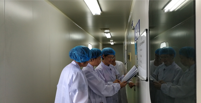 圖為區(qū)域檢查第一分局監(jiān)管人員在轄區(qū)調(diào)研MAH制度下研究機(jī)構(gòu)類(lèi)企業(yè)質(zhì)量安全風(fēng)險(xiǎn)。