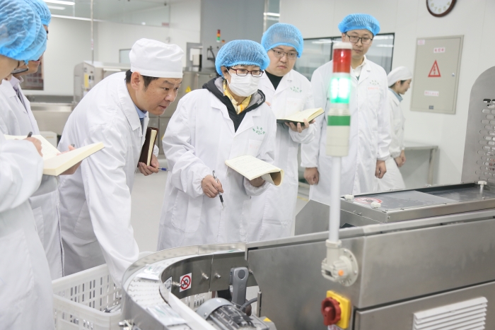 圖為區(qū)域檢查第五分局組織開(kāi)展的藥品生產(chǎn)安全隱患大排查大整治行動(dòng)中，監(jiān)管人員在一家企業(yè)查看生產(chǎn)關(guān)鍵環(huán)節(jié)數(shù)據(jù)。