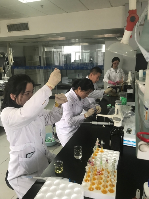 圖為山東省食品藥品檢驗(yàn)研究院工作人員在對(duì)阿膠進(jìn)行檢驗(yàn)。