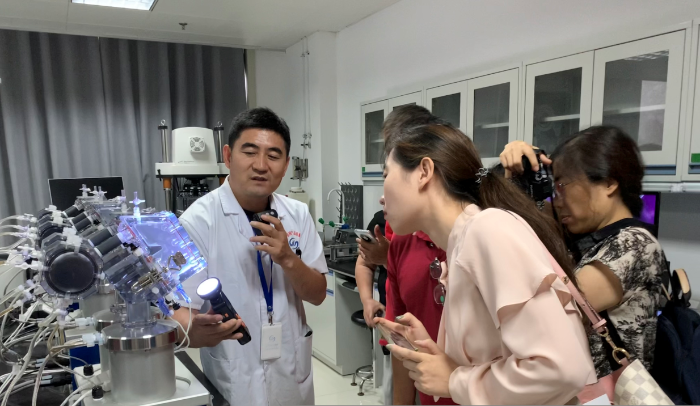   圖為山東省醫(yī)療器械和藥品包裝檢驗(yàn)研究院工作人員在檢驗(yàn)室開(kāi)放日活動(dòng)中向公眾介紹人工心臟瓣膜檢驗(yàn)過(guò)程。