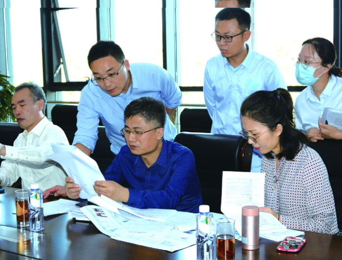 圖為山東省藥品不良反應(yīng)監(jiān)測(cè)中心工作人員現(xiàn)場(chǎng)指導(dǎo)企業(yè)開(kāi)展醫(yī)療器械不良事件監(jiān)測(cè)工作。（趙玉娟 攝）