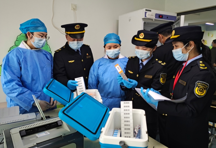 圖為1月20日執(zhí)法人員在一家鄉(xiāng)鎮(zhèn)衛(wèi)生院檢查疫苗。