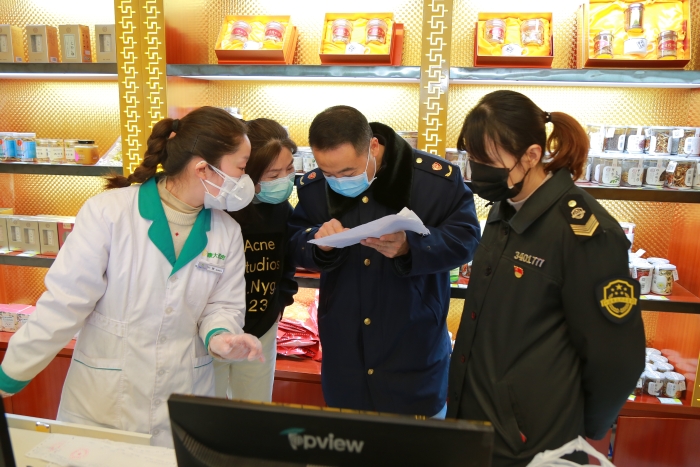 圖為2月7日，該局監(jiān)管人員在一家經(jīng)營企業(yè)開展檢查。