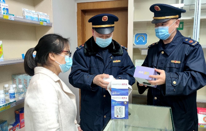 圖為該局執(zhí)法人員在一家電商企業(yè)檢查線(xiàn)下藥械質(zhì)量。