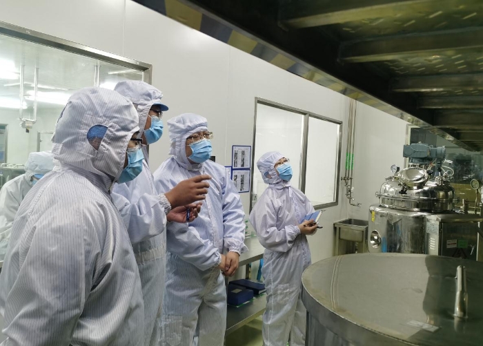 圖為1月14日，監(jiān)管人員在特殊藥品生產(chǎn)企業(yè)口服溶液劑生產(chǎn)線開展檢查。