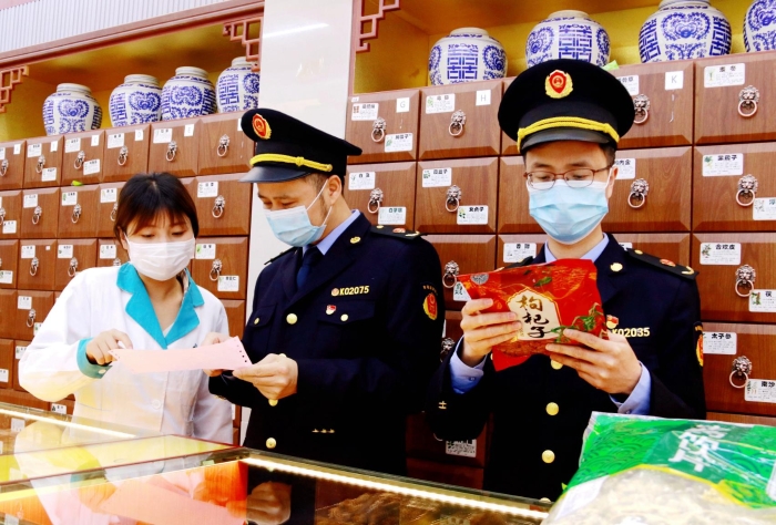 圖為2月14日，該局執(zhí)法人員在一家零售藥店檢查中藥飲片質(zhì)量。