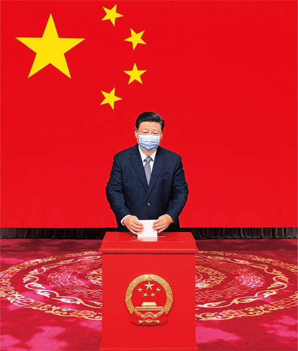 2021年11月5日，中共中央總書記、國家主席、中央軍委主席習(xí)近平在北京市西城區(qū)中南海選區(qū)懷仁堂投票站參加區(qū)人大代表選舉投票。 新華社記者 鞠鵬/攝