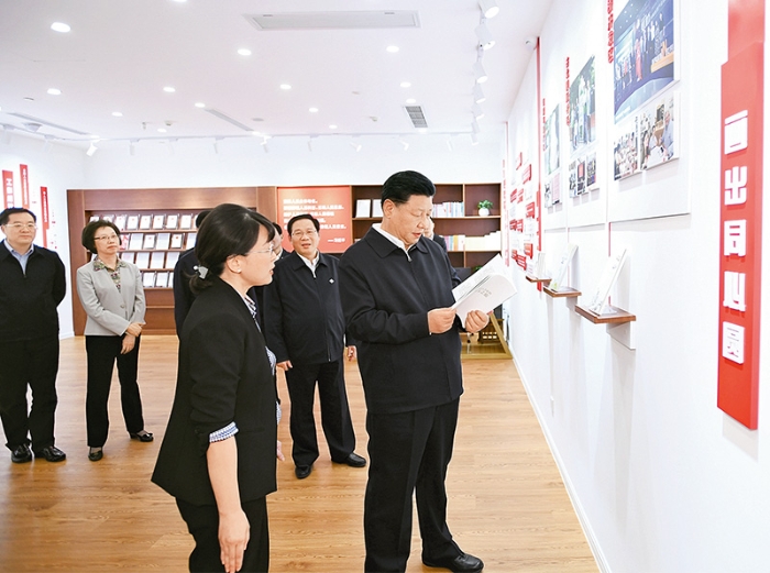 2019年11月2日至3日，中共中央總書記、國家主席、中央軍委主席習(xí)近平在上?？疾?。這是2日下午，習(xí)近平在長寧區(qū)虹橋街道古北市民中心考察，了解社區(qū)開通社情民意直通車、服務(wù)基層群眾參與立法工作等情況。 新華社記者 謝環(huán)馳/攝