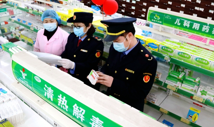 圖為該局執(zhí)法人員在一家藥店檢查。