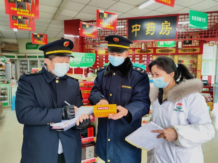 圖為執(zhí)法人員人員在一家藥店檢查。
