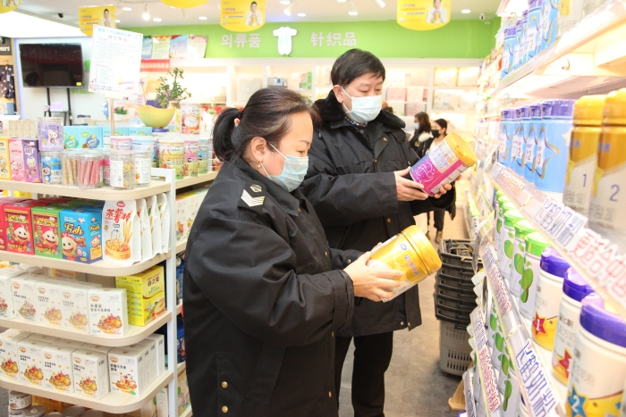 圖為執(zhí)法人員檢查配方奶粉。