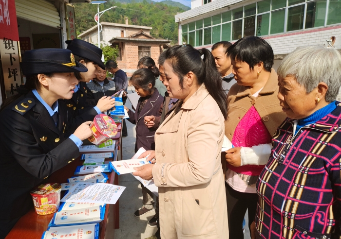 圖為工作人員為群眾講解食品安全知識。