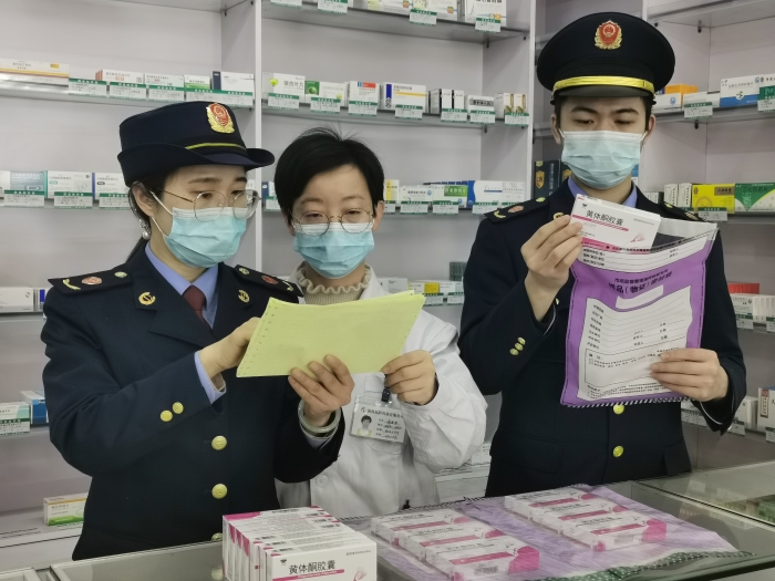 圖為執(zhí)法人員對一家藥店的婦科用藥開展抽樣檢查。
