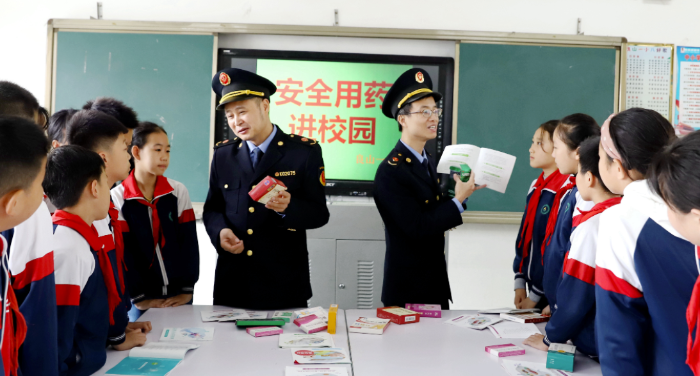 圖為3月14日，工作人員在給學(xué)生們講解安全用藥知識。