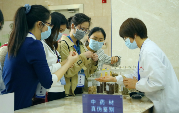 圖為工作人員為市民代表講解中藥材鑒別知識。