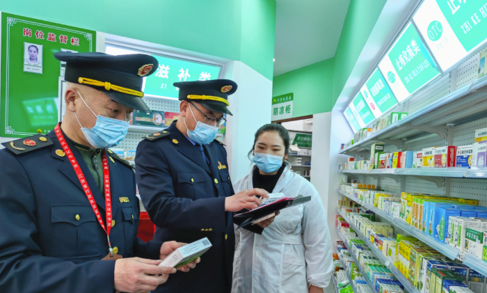 圖為執(zhí)法人員檢查“四類藥品”銷售登記情況。