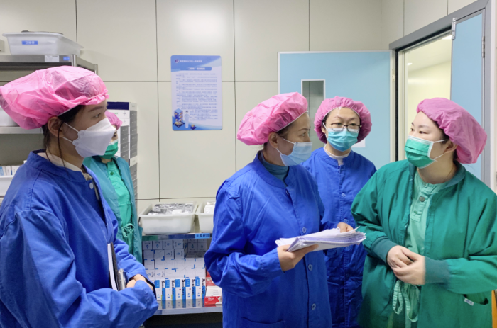 圖為執(zhí)法人員在醫(yī)院開展現(xiàn)場檢查。