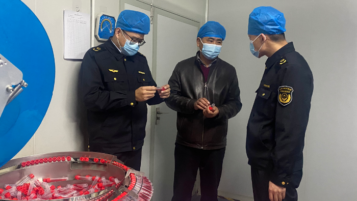 圖為執(zhí)法人員對醫(yī)療器械進(jìn)行抽查。